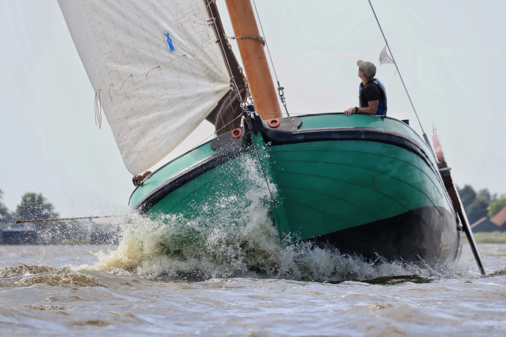 Skutsje op het water