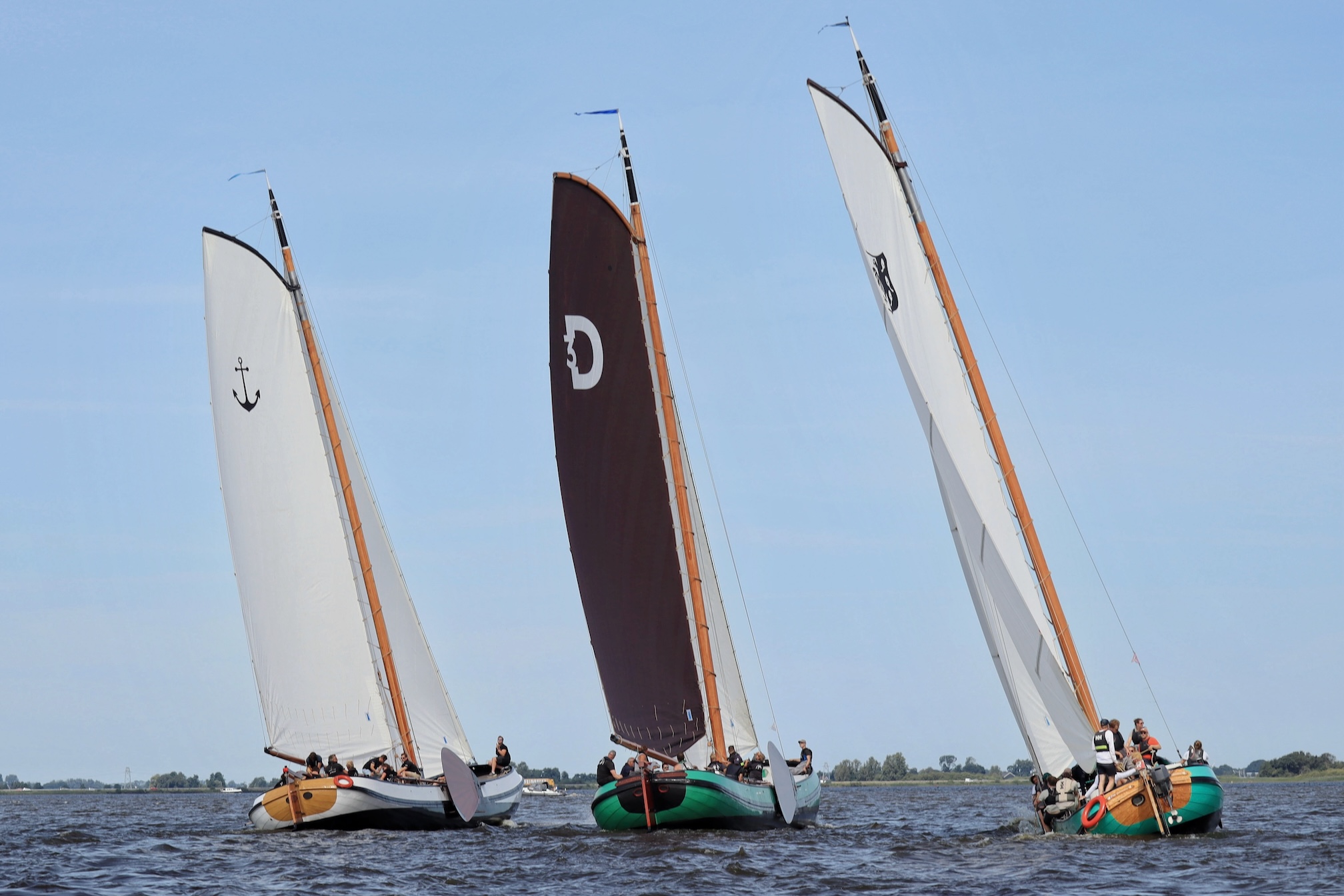 Skutsje op het water