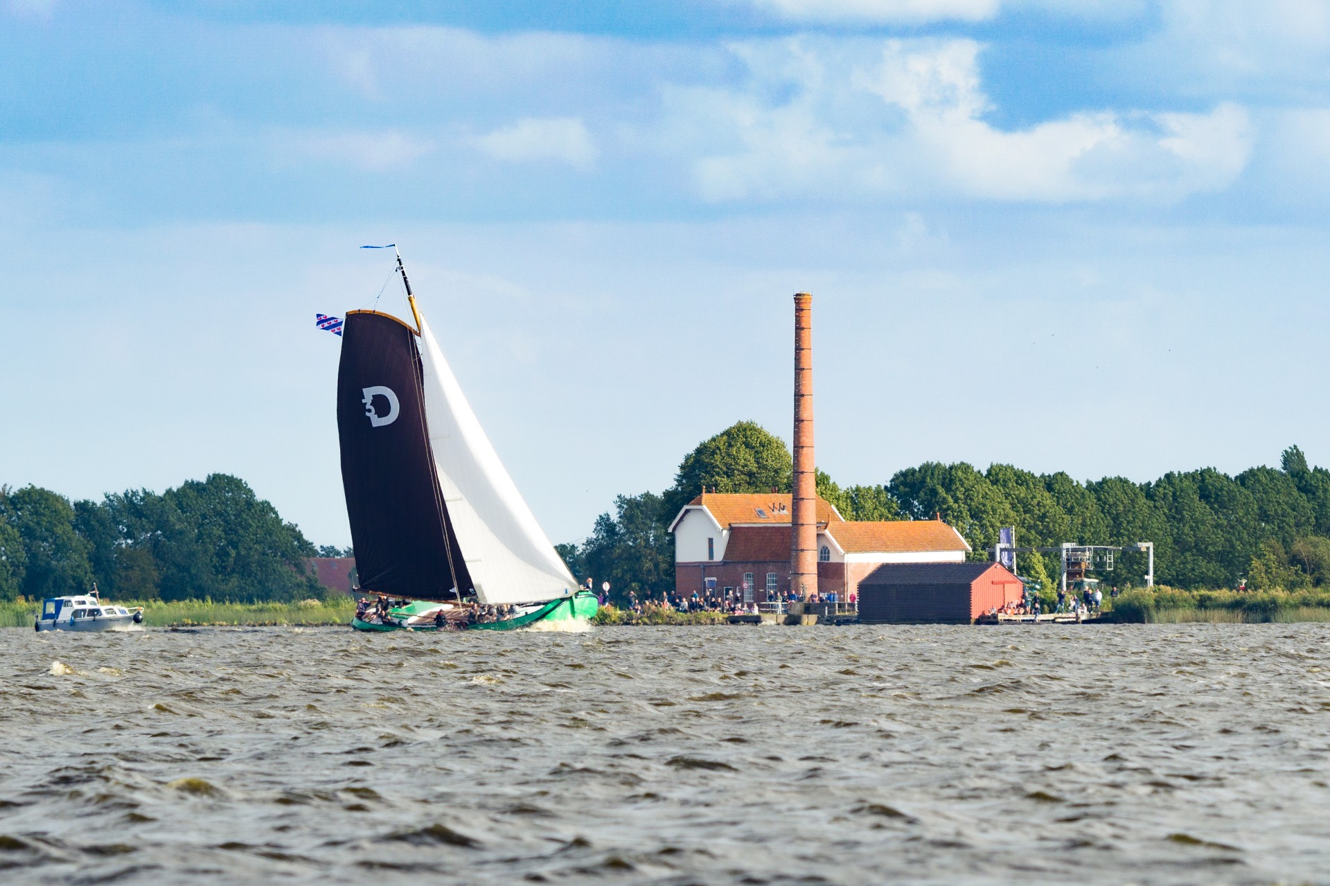 Skutsje op het water