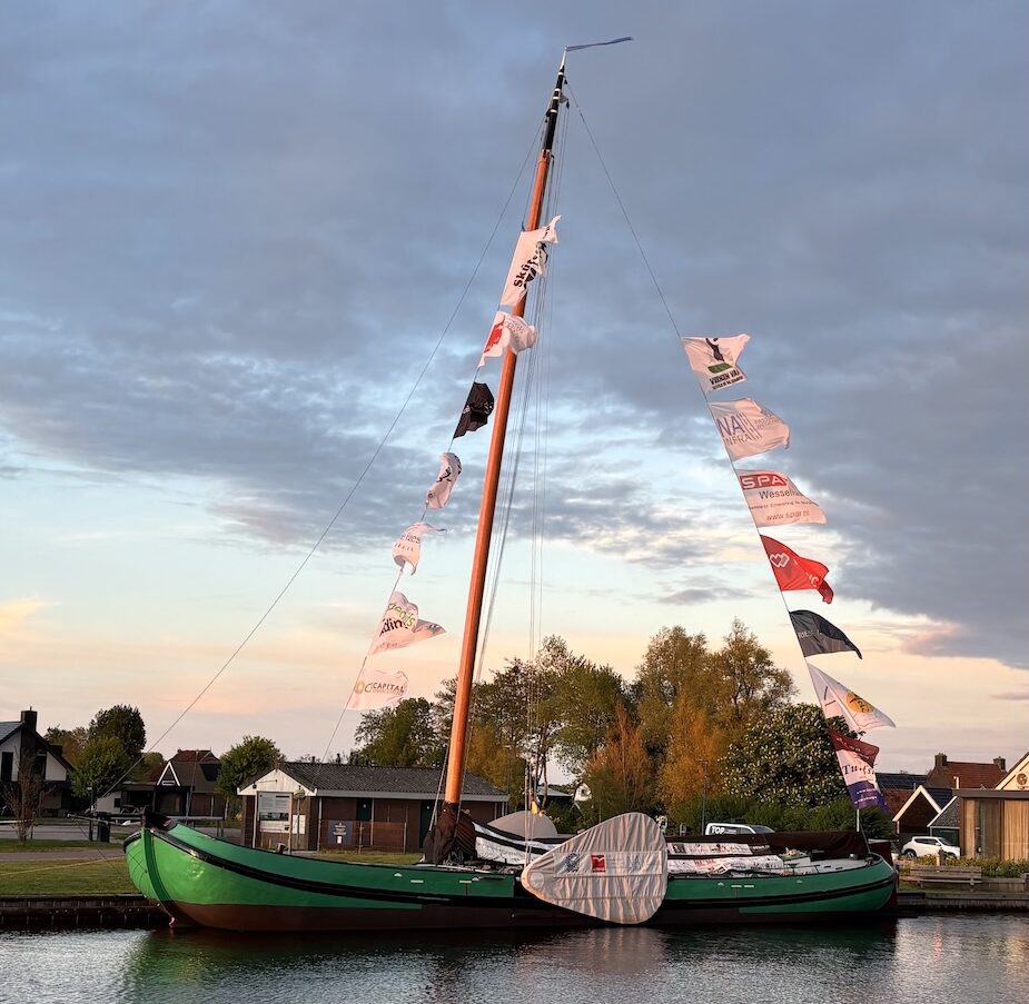 Skutsje met vlaggenlijn e1778666446152